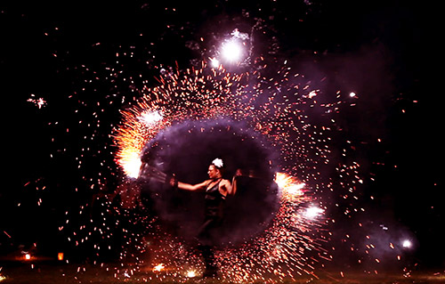 Feu & Pyrotechnie, spectacle déambulatoire - Labo M Art